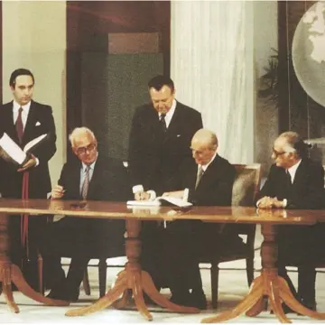 25 χρόνια μετά: Τι λέγαμε και τι σκεφτόμαστε, όταν η χώρα μας γινόταν την 1η Ιανουρίου 1981 πλήρες μέλος της ΕΕ-.