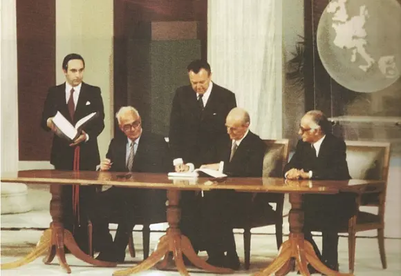 25 χρόνια μετά: Τι λέγαμε και τι σκεφτόμαστε, όταν η χώρα μας γινόταν την 1η Ιανουρίου 1981 πλήρες μέλος της ΕΕ-.