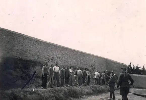 Ποιητική περιγραφή της εκτέλεσης των 200 στην Καισαριανή από τον Κ. Βάρναλη-Μια επαίσχυντη Γερμανική ανακοίνωση.