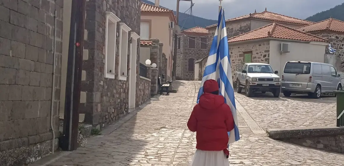 657524487_26385589301109485_9088123106551536998_n-e1774460838749 Συγκίνηση στο χωριό Πτερούντα της Λέσβου: Ο μοναδικός μαθητής του χωριού τίμησε την 25η Μαρτίου