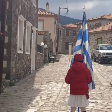 Συγκίνηση στο χωριό Πτερούντα της Λέσβου: Ο μοναδικός μαθητής του χωριού τίμησε την 25η Μαρτίου