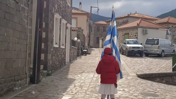 657524487_26385589301109485_9088123106551536998_n-e1774460838749 Συγκίνηση στο χωριό Πτερούντα της Λέσβου: Ο μοναδικός μαθητής του χωριού τίμησε την 25η Μαρτίου