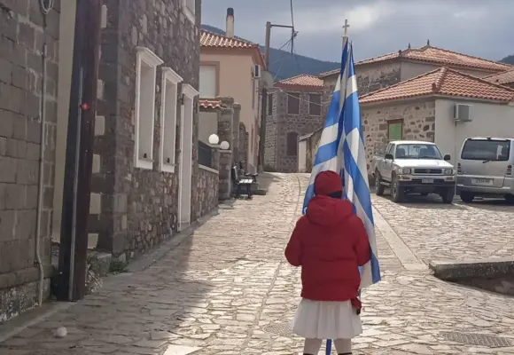 Συγκίνηση στο χωριό Πτερούντα της Λέσβου: Ο μοναδικός μαθητής του χωριού τίμησε την 25η Μαρτίου