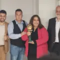 Η διεθνής διάκριση Golden Apple Award απονεμήθηκε στο νησί στις 25 Απριλίου-Παρουσία και του Σκαλιώτικου συλλόγου μας