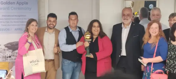 Η διεθνής διάκριση Golden Apple Award απονεμήθηκε στο νησί στις 25 Απριλίου-Παρουσία και του Σκαλιώτικου συλλόγου μας