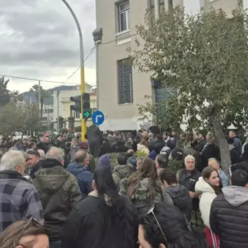 ΜΕΧΡΙ ΠΟΤΕ ΟΛΟΚΛΗΡΟ ΤΟ ΝΗΣΙ ΘΑ ΕΙΝΑΙ ΣΕ ΟΜΗΡΙΑ; (και τα κοτόπουλα της Μερκοσούρ!)