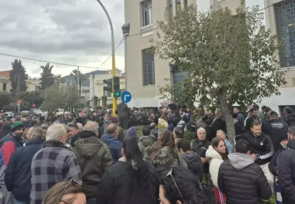 ΜΕΧΡΙ ΠΟΤΕ ΟΛΟΚΛΗΡΟ ΤΟ ΝΗΣΙ ΘΑ ΕΙΝΑΙ ΣΕ ΟΜΗΡΙΑ; (και τα κοτόπουλα της Μερκοσούρ!)