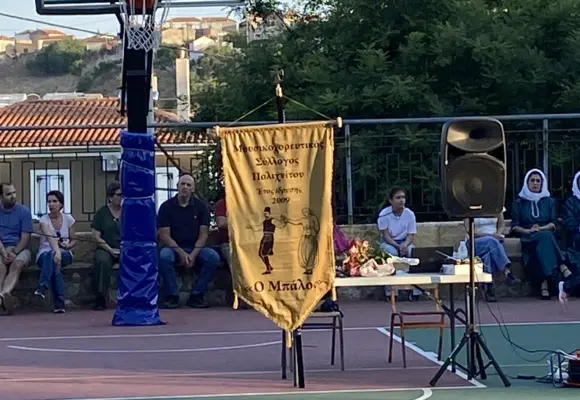  Οι ακρίτες της γνήσιας λαϊκής παράδοσης στην αυλή του Δημοτικού Σχολείο Πολιχνίτου